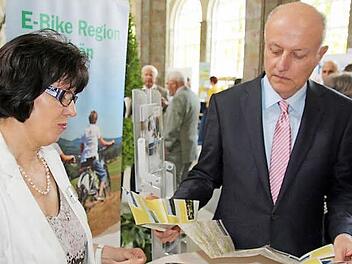 Erika Beck (Staatsbad GmbH) informierte Michael Höhenberger über touristische Attraktionen der Region.