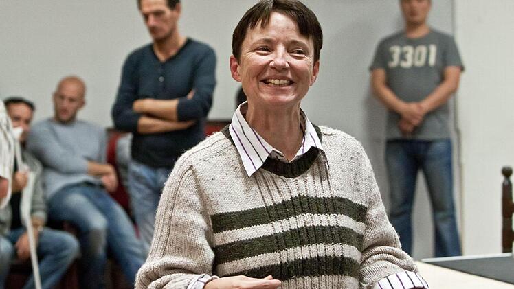 Regisseurin Jean Renshaw bei der Probenarbeit für Donizettis "Liebestrank" am Landestheater Coburg.