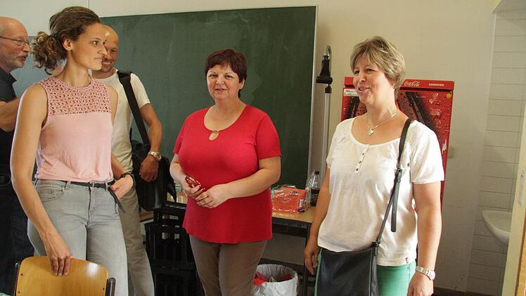 Auch Schulleiterin Ulrike Endres nutzte das Austausch-Café der Dozenten, um mit den verschiedenen Referenten in Kontakt zu kommen: Ines Ruetz ist staatlich geprüfte Modedesignerin und Diplom-Medienwirtin (FH) und Kunstlehrerin am CVG und informierte über Medien und Modedesign, Susanne Greim (rechts) betreut bei der Agentur für Arbeit akademische Berufe.