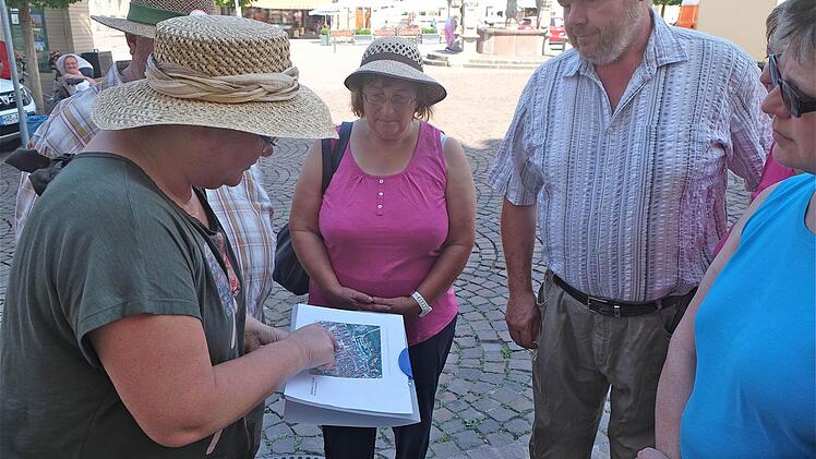 Gästeführerin Christiane Schmidt lockerte ihre Stadtführung mit interessanten Geschichten auf. Foto: Gerd Schaar