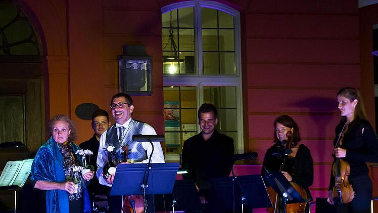 Stimmungsvoll: Altstadt-Serenade vor dem "Haus des Gastes" in Bad Rodach.Foto: Jochen Berger
