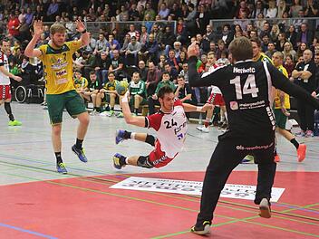 Gespannt: Kreisläufer und Abwehrchef Franziskus Gerr (am Ball) und seine Mitspieler des HSC Bad Neustadt haben sich viel vorgenommen. Sie wollen die Serie des verlustpunktfreien TV Hüttenberg stoppen.  Foto: Thomas Hälker