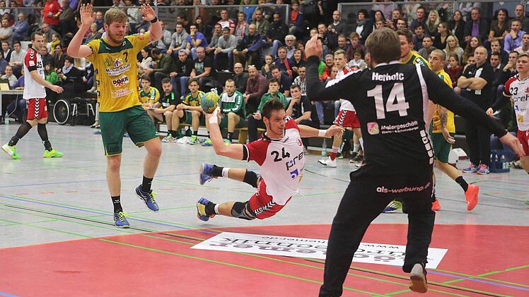 Gespannt: Kreisläufer und Abwehrchef Franziskus Gerr (am Ball) und seine Mitspieler des HSC Bad Neustadt haben sich viel vorgenommen. Sie wollen die Serie des verlustpunktfreien TV Hüttenberg stoppen.  Foto: Thomas Hälker