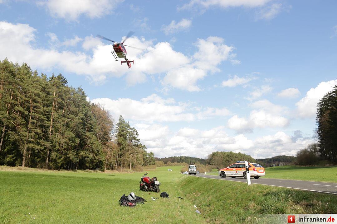 Schwerer Motorradunfall auf B22 bei Steinfeld