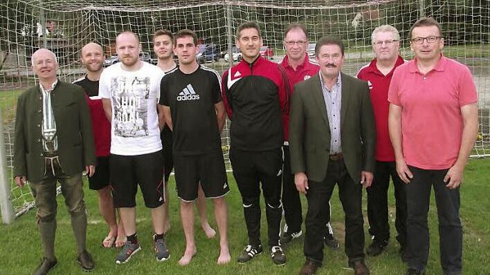 Nach dem kürzlichen Trainingsauftakt beim TSV Weißenbrunn (v. l.): Vorsitzender Friedrich Thaler, Marco Patzelt, Jörg Wohlrath, Patrick Siegemund, Andreas Harthan, Markus Schlund, Thomas Schneider, Fritz Bauer, Thomas Bernschneider und Dietmar Bauer Foto: Dieter Wolf