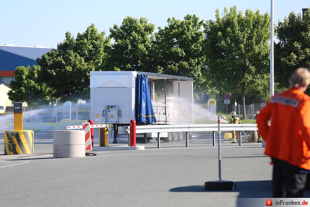 Explosionsgefahr im Kreis Hof: Aufgeheizter Gefahrguttransporter droht zu explodieren