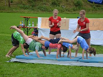 Probe für den großen Auftritt vor den Eltern: Beim Ferienprogramm studierten die Oberbacher Kinder Zirkuskunststücke ein. Foto: Evelyn Schneider