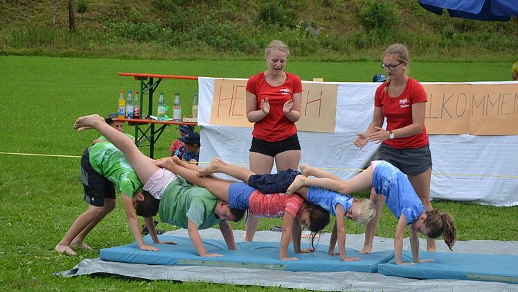 Probe für den großen Auftritt vor den Eltern: Beim Ferienprogramm studierten die Oberbacher Kinder Zirkuskunststücke ein. Foto: Evelyn Schneider