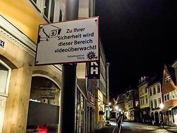 Die neuen Schilder weisen Passanten darauf hin, dass sie sich nachts  im Steinweg nicht mehr unbeobachtet bewegen können.Jochen Berger