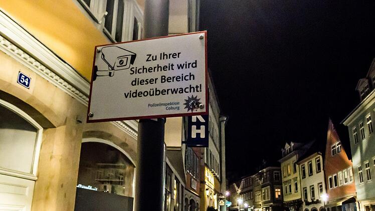 Die neuen Schilder weisen Passanten darauf hin, dass sie sich nachts  im Steinweg nicht mehr unbeobachtet bewegen können.Jochen Berger