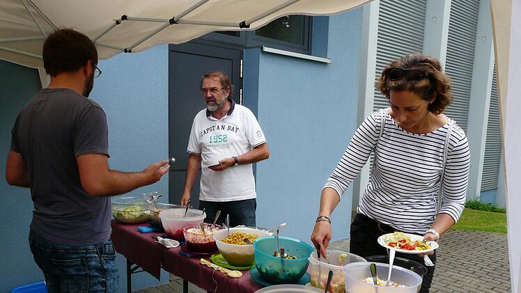 Der TSV Meeder steuerte ein gro&szlig;es Salatb&uuml;fett f&uuml;r die Besucher bei. Foto: Karin G&uuml;nther