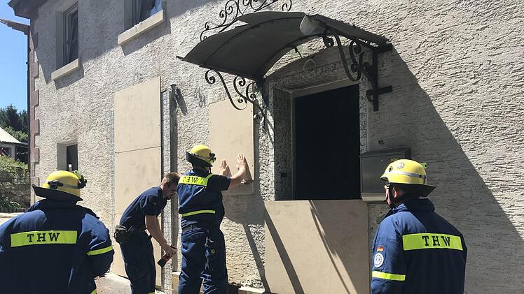 In Wildenberg sicherte das THW Kronach am 30. Juni die Fenster und Türen des vom Feuer zerstörten Einfamilienhauses.  Foto: THW Kronach