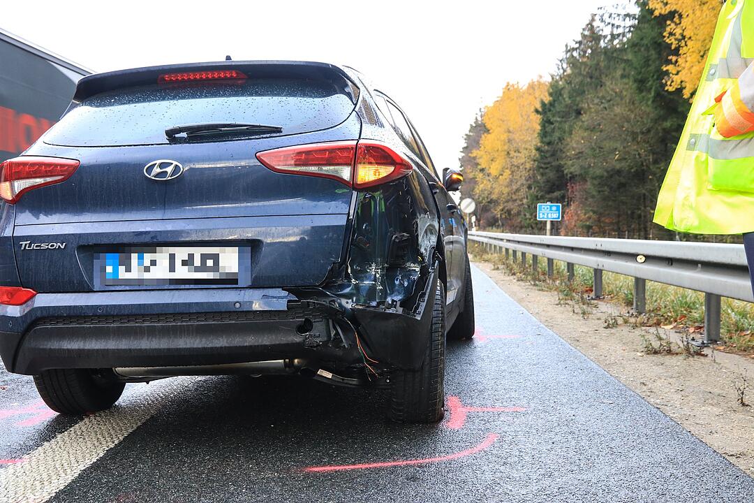 Schwerer Unfall auf der  A9: Auto kracht  durch Leitplanke und stürzt die Böschung hinab