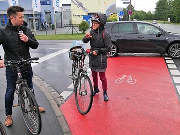 Gef&auml;hrliche Ecken, wo Radfahrer den Verkehr kreuzen, werden St&uuml;ck f&uuml;r St&uuml;ck mit signalrotem Stra&szlig;enbelag gekennzeichnet. Foto: Sandra Hackenberg