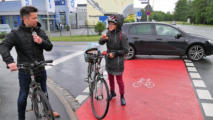 Gef&auml;hrliche Ecken, wo Radfahrer den Verkehr kreuzen, werden St&uuml;ck f&uuml;r St&uuml;ck mit signalrotem Stra&szlig;enbelag gekennzeichnet. Foto: Sandra Hackenberg