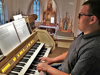 Organist Louis Pörtner (18) an seiner neuen elektronischen Orgel in der Kleinbracher Kirche