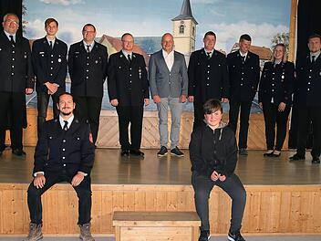 Neuwahlen bei der Feuerwehr Seubrigshausen: (Stehend von rechts) Tobias Schodorf (1. Vorsitzender), Stefanie Gessner (2. Vorsitzende), Simon Reichert (Vertrauensmann), Sandro Balling (Vertrauensmann), Michael Kastl (Bürgermeister), Wolfgang Klöffel (2. Kommandant und Kassier), Michael Dietz (Kommandant), Thomas Herttrich (Vertrauensmann), Marco Hornung (Schriftführer). Neu aufgenommen wurden Joel Schwager und Jens Heidemann.