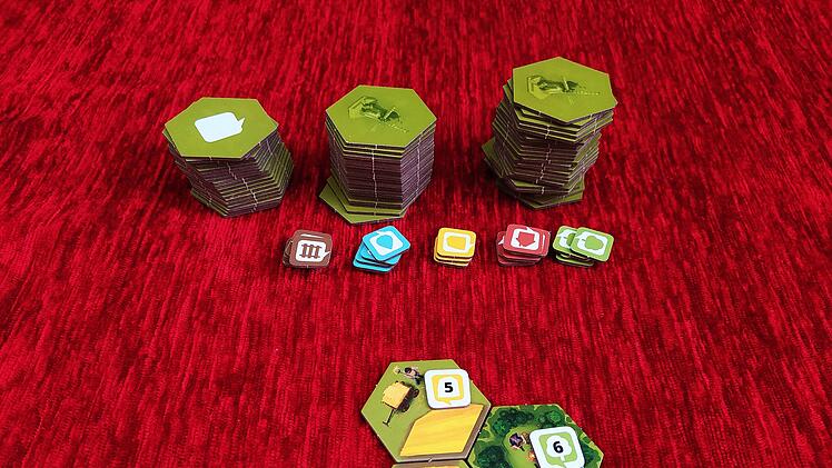 Spiele-Test Dorfromantik - das Brettspiel:  Entspannter Landschaftsbau mit Sogwirkung