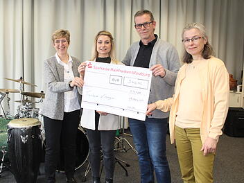 Kitzingen: Musikschule unterstützt Tierheim mit Spenden-Scheck