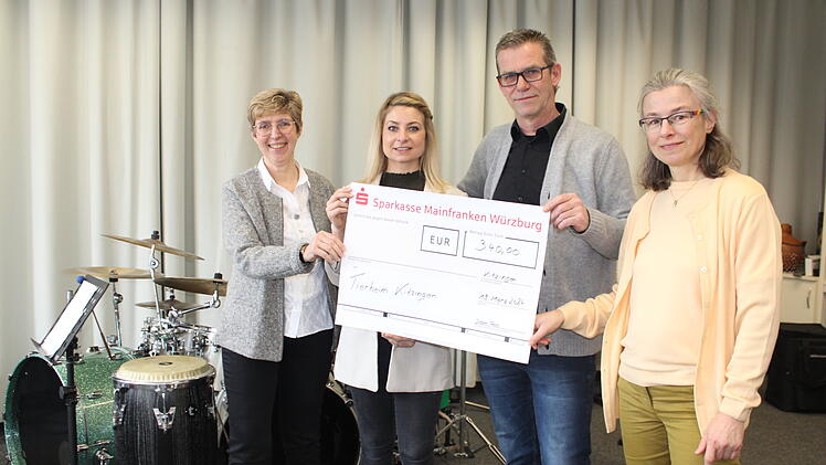 Kitzingen: Musikschule unterstützt Tierheim mit Spenden-Scheck