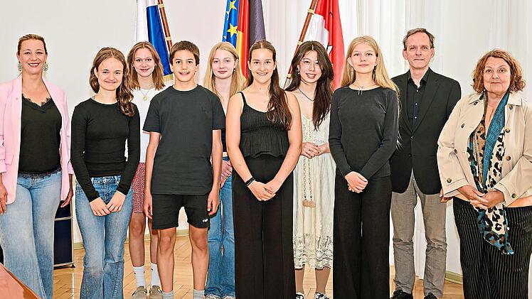 Im Bild (v.l.) Dritte B&uuml;rgermeisterin Eva Jutzler, Luca Pratter, Emilia M&uuml;ller, Simon Danilo Resatsch, Lotte Stark, Jule Mei&szlig;ner, Lea Hugel, Ilka Notter, Musikschulleiter Martin Erzfeld und Kulturreferentin Ulrike Siebenhaar. Stadt Bamberg
