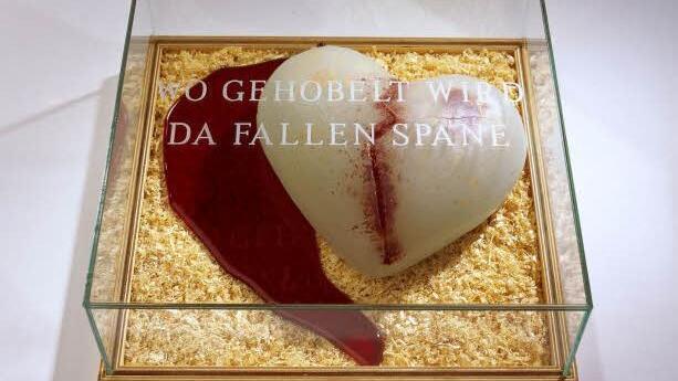 Ariane Forkel: "Wo gehobelt wird, da fallen Späne" (2006, Pate de Verre, Fusing-Technik, Holz, Holzspäne). Foto: Kunstsammlungen
