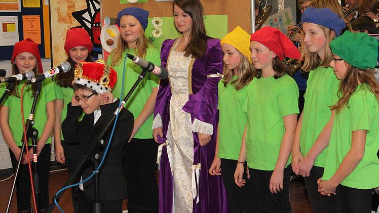 Die Theatergruppe entführte in den Märchenwald.