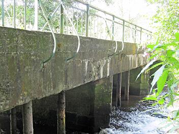 Die Brücke über die Schondra in der Münchau ist nur noch mit Einschränkungen befahrbar. Der Gemeinderat leitete in seiner letzten Sitzung erste Schritte zu einer Sanierung des Bauwerkes ein. Foto: Owald Türbl