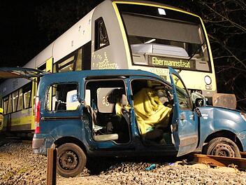 Das Auto wurde vom Zug rund 50 Meter weit mitgeschleift. Dabei erlitt der Fahrer tödliche Verletzungen. Fotos: Josef Hofbauer