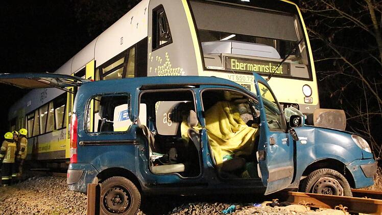 Das Auto wurde vom Zug rund 50 Meter weit mitgeschleift. Dabei erlitt der Fahrer tödliche Verletzungen. Fotos: Josef Hofbauer