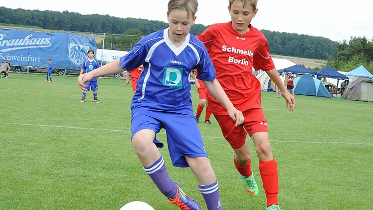 Szene aus der U-11-Begegnung der SG Oberleichtersbach (blaue Trikots) gegen den TSV Bergrheinfeld.