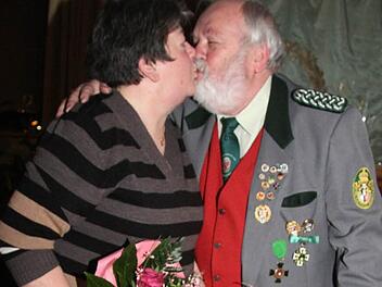 Karl Heidl zog sich nach 33 Jahren als Schützenmeister der Kulmbacher Schützengilde zurück. Bei dem emotionalen Abschied gab es ein Küsschen von Ehrefrau Ulrike.  Fotos: Sonja Adam
