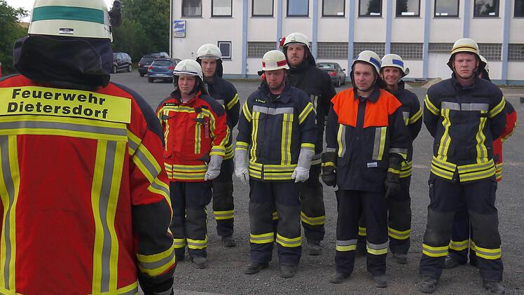 Die Dietersdorfer Feuerwehr bereitet sich auf die Leistungsprüfung vor. Foto: Berthold Köhler