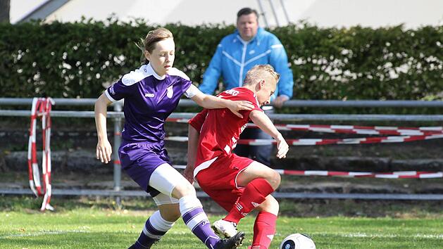 Anna Hausdorff misst sich regelm&auml;&szlig;ig mit Jungen. Beim FC Eintracht Bamberg 2010 spielt sie in der B-Junioren-Landesligamannschaft. Foto: sportpress