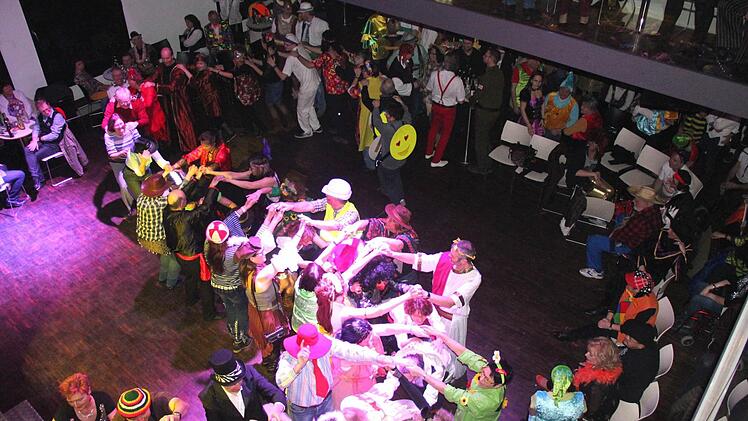 Impressionen von der Höchstadter Rosenmontagsparty. Foto: Johanna Blum