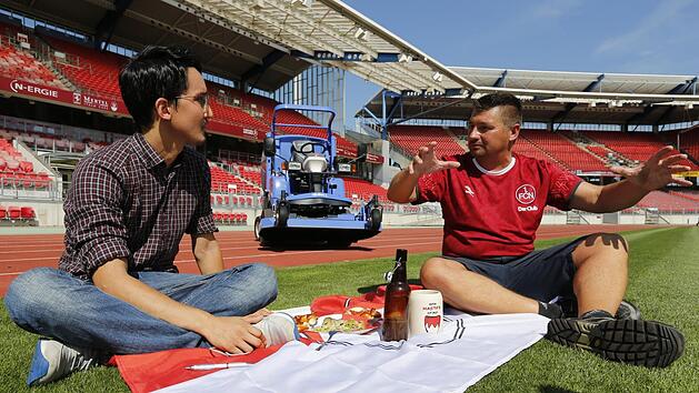 Gerd Scheuerlein (rechts) pflegt den Fu&szlig;ballplatz im Max-Morlock-Stadion. Bei einer fr&auml;nkischen Brotzeit erkl&auml;rt er dem MGO-Volont&auml;r Ronald Heck unter anderem, wie das Muster auf dem Feld entsteht.  Foto: Matthias Hoch