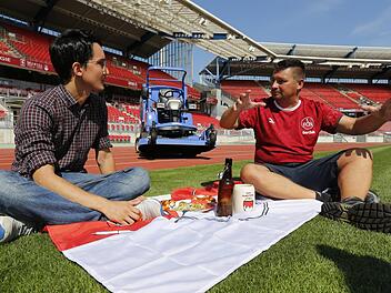 Gerd Scheuerlein (rechts) pflegt den Fußballplatz im Max-Morlock-Stadion. Bei einer fränkischen Brotzeit erklärt er dem MGO-Volontär Ronald Heck unter anderem, wie das Muster auf dem Feld entsteht.  Foto: Matthias Hoch