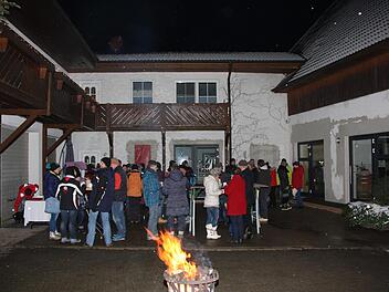 Vor dem Adventsfenster der Familie Reichold Foto: Gerhard Reichold