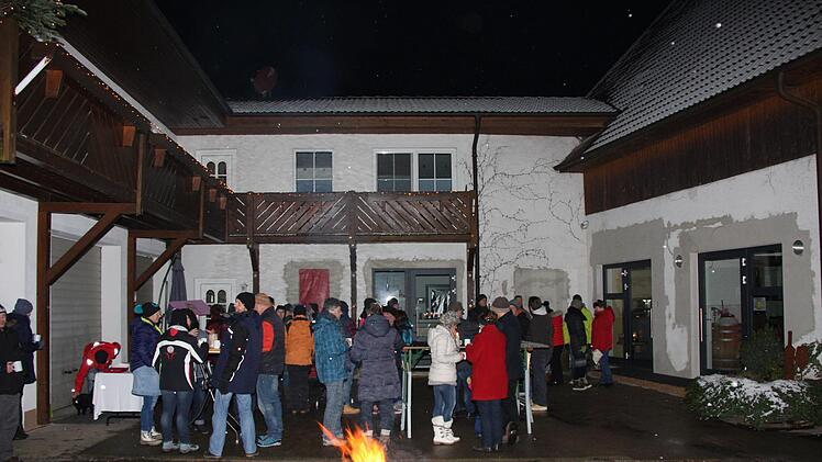 Vor dem Adventsfenster der Familie Reichold Foto: Gerhard Reichold
