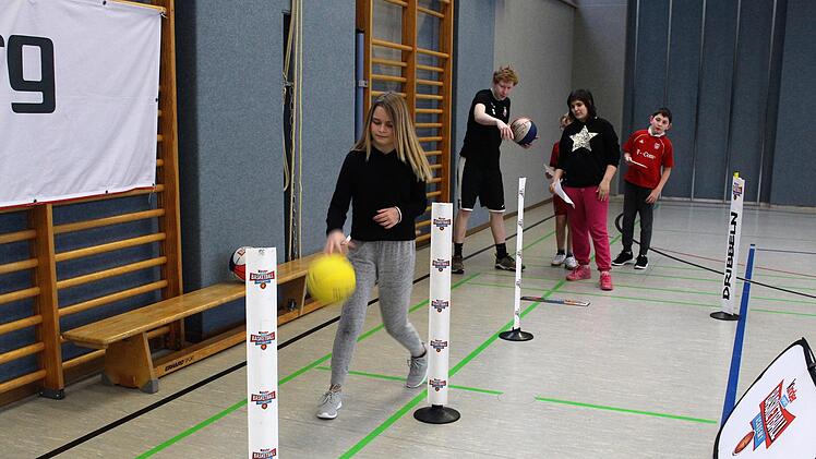 Die Mädchen haben genauso viel Spaß am Training wie die Jungs. Hier beim Drippeln im Slalom mit Trainer Stefan Herold