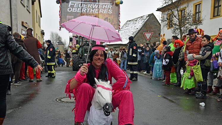 Bunt, kreativ und heiter war der diesjährige Faschingsumzug des Oberthereser Carnevalsvereins.
