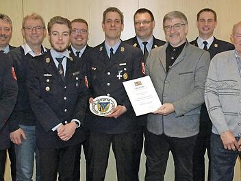 Die Geehrten der Weidacher Wehr mit dem ehemaligen Kommandanten Jürgen Schlücke (Zweiter von links) und seinem Nachfolger Stephan Goer (rechts) Foto: Edwin Meißinger