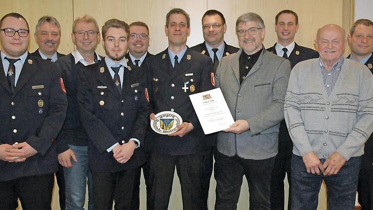 Die Geehrten der Weidacher Wehr mit dem ehemaligen Kommandanten Jürgen Schlücke (Zweiter von links) und seinem Nachfolger Stephan Goer (rechts) Foto: Edwin Meißinger