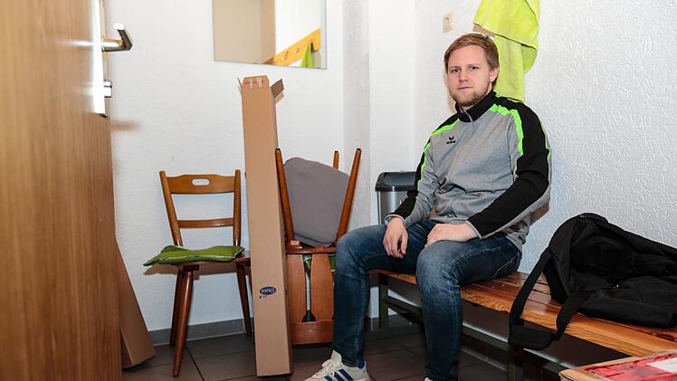 Die Zeiler Gästekabine: Zehn bis zwölf Personen sollen hier nach Verbandsvorgaben Platz finden. Auf die Bank neben Patrick Löhr passen allerdings höchstens noch zwei, und auch die Stühle in der Ecke lösen das Platzproblem nicht.