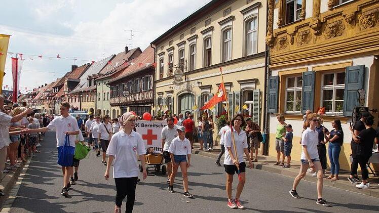 BRK und Bergrettungswache Scheßlitz beim Umzug.
