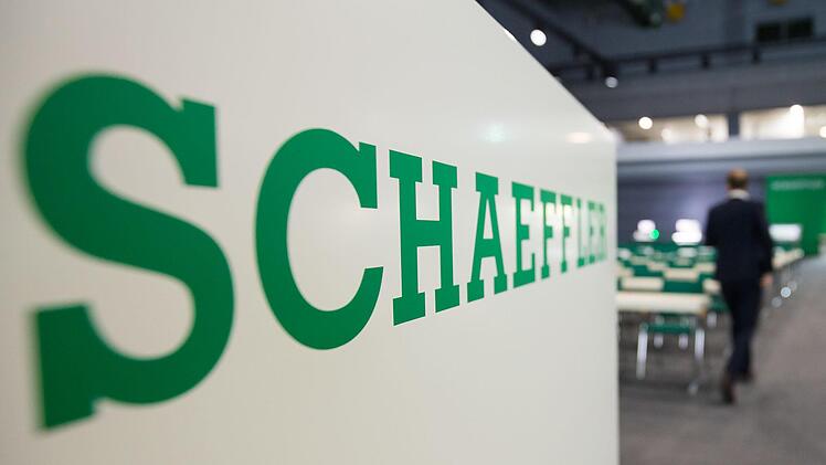 Wer will gehen? Mit einem Freiwilligenprogramm will Schaeffler in Deutschland 1300 Stellen abbauen. Foto: Daniel Karmann, dpa, Archiv