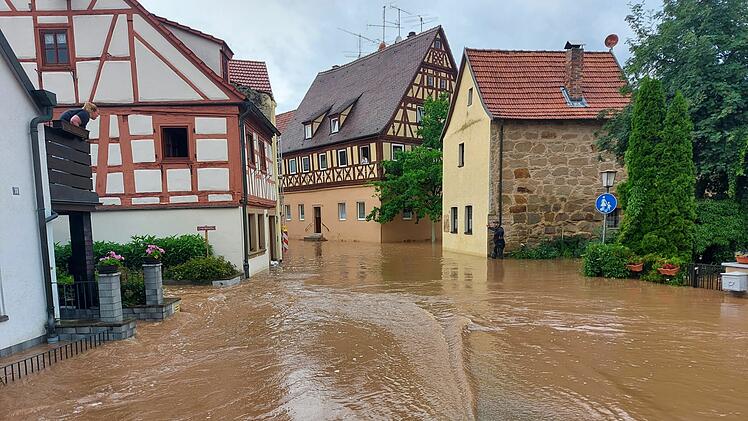 Unwetter in Zeil: Überschwemmung überrascht demente Frau