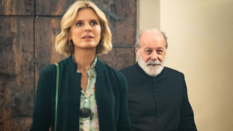 Was weiß Padre Giuliano (Mauro Marino)? Sylvia Fox (Emilia Fox) befragt den Kirchenmann.