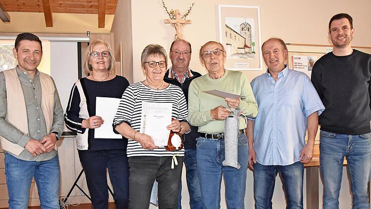 Der Vorstand (Vorsitzender Manfred D&uuml;tsch, 2. v. r., und Zweiter Vorsitzender Frank Zwosta, r.) ist stolz auf seine Jubilare: Elfriede Christel (2. v. l.) und Marianne Denzler (3. v. l) f&uuml;r 25 Jahre Mitgliedschaft, sowie Roland Kraus (4. v. l.) un...