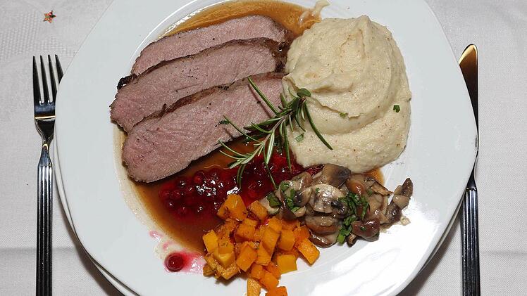 Filet vom Wildschwein mit Sellerie-Birnen-Püree, Steinpilzen und Thymiankürbis